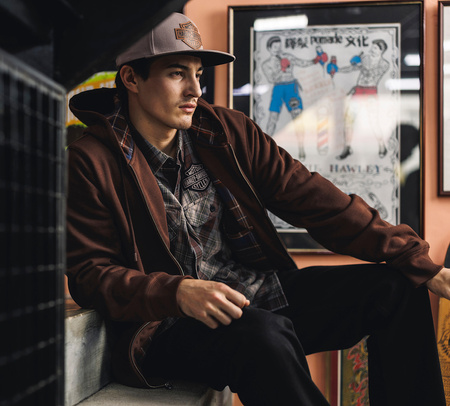 Męska bluza z kapturem i zamkiem błyskawicznym w kratę – kolor kawowy